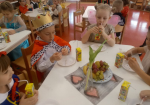 dzieci jedzą lizaki z ciasta